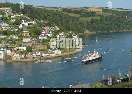 DIE HEBRIDENPRINZESSIN fährt auf dem FLUSS DART, DARTMOUTH, SOUTH DEVON, ENGLAND, an KINGSWEAR vorbei Stockfoto