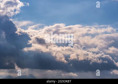 Blauer Himmel Hintergrund mit großen weißen winzigen stratus Cirrus gestreiften Wolken vor Sturm Stockfoto