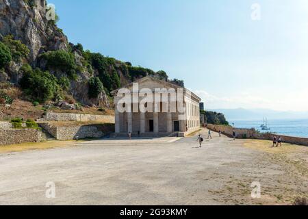 Korfu, Griechenland - 25 August, 2018: Blick auf Korfu alte Festung mit der orthodoxen Kirche von Saint George. Stockfoto