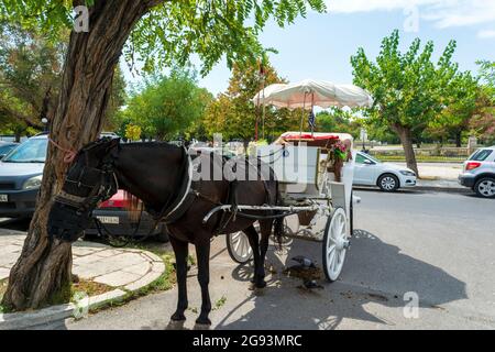 Korfu, Griechenland - 25. August 2018: Alte Pferdekutsche in der Altstadt von Korfu - Griechenland Stockfoto