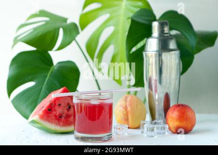 Wassermelone-Smoothie auf dem weißen Brett. Delicious Smoothie - vegetarischer Cocktail aus frischen Früchten mit Pfirsich und Eis. Wassermelone Sommer Cocktail Infron Stockfoto