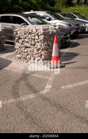 Mai 2021 - Rutschspuren von Autoreifen auf der Fahrbahnoberfläche der Cheddar Gorge, wo große Gabianer hinzugefügt wurden, um die Besucher der jungen Rennfahrer einzudämmen Stockfoto