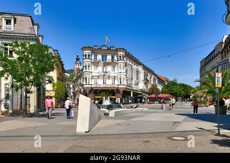 Baden-Baden, Deutschland - Juli 2021: Platz Leopoldsplatz im historischen Stadtzentrum der Kurstadt Baden-Baden an einem sonnigen Sommertag Stockfoto