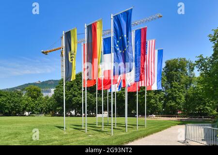 Baden-Baden, Deutschland - Juli 2021: Flaggen im Kurpark mit Flaggen von Deutschland, der EU und Baden-Württemberg sowie von Ländern, in denen die meisten Touristen zusammenkommen Stockfoto