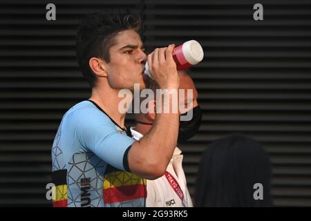 Oyama, Japan. Juli 2021. Radfahren: Olympische Spiele, Tokio - Oyama (234.00km), Männer, Straßenrennen. Wout van Aert aus Belgien trinkt. Quelle: Sebastian Gollnow/dpa/Alamy Live News Stockfoto