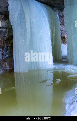 Gefrorener Wasserfall in den Eben Ice Caves, im Rock River Canyon, in der Nähe von Eben Junction, Michigan. Stockfoto