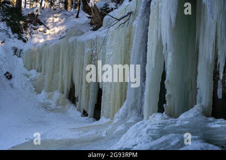 Gefrorener Wasserfall in den Eben Ice Caves, im Rock River Canyon, in der Nähe von Eben Junction, Michigan. Stockfoto