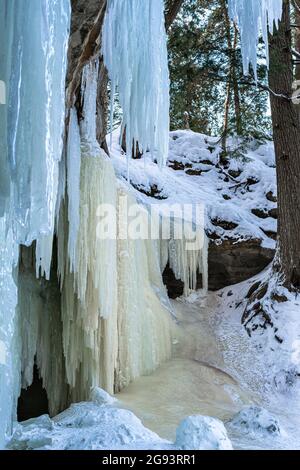 Gefrorener Wasserfall in den Eben Ice Caves, im Rock River Canyon, in der Nähe von Eben Junction, Michigan. Stockfoto