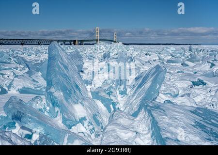 Blue Ice Blocks häufen sich an der Mackinac Bridge, in der Nähe von Mackinaw City, Michigan. Stockfoto