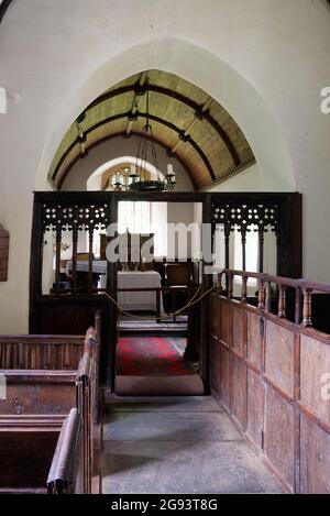 Innenraum der St.-Beuno-Kirche, Culbone, Exmoor. Klasse I gelistete angelsächsische Kirche, kleinste Pfarrkirche in England Stockfoto