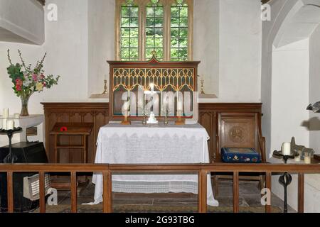 Altar der St.-Beuno-Kirche, Culbone, Exmoor. Klasse I gelistete angelsächsische Kirche, kleinste Pfarrkirche in England Stockfoto