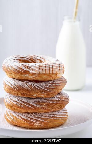 Kekse und Milch auf einem weißen Tisch zum Frühstück Stockfoto