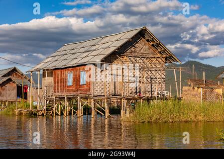 Ein Haus auf Stelzen in Inle Lake in Myanmar gebaut Stockfoto