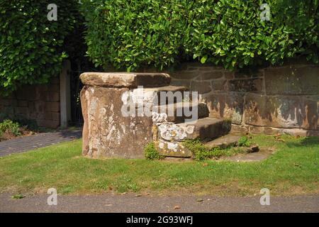 Fünf Schritte Georgisches Mauerwerk Pferd Reitblock auf einem Dorf grün Stockfoto