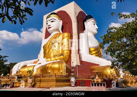 Die vier sitzenden Buddha-Statuen von Kakusandha, Konagamna, Kassapa und Gautama im burmesischen Bago Stockfoto