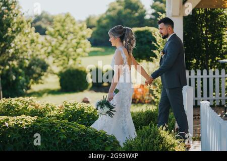 Junges bosnisches Paar, das am Hochzeitstag im Park spazieren geht Stockfoto
