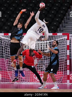 Tokio, Japan. Juli 2021. Dika Mem (oben) aus Frankreich schießt während der Männer-Handball-Vorrunde Gruppe A zwischen Frankreich und Argentinien in Tokio, Japan, 24. Juli 2021. Quelle: Meng Yongmin/Xinhua/Alamy Live News Stockfoto