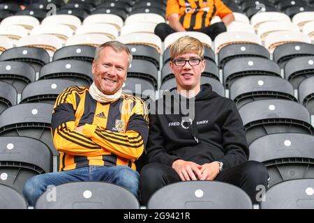 Fans kehren auch das MKM Stadium tom beobachten Hull City gegen Mansfield Town vor der Saison freundlich Stockfoto