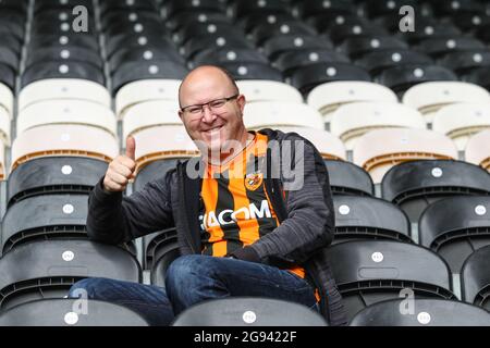 Fans kehren auch das MKM Stadium tom beobachten Hull City gegen Mansfield Town vor der Saison freundlich Stockfoto