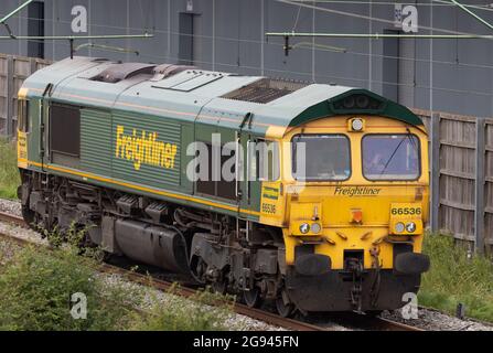 Freightliner Klasse 66 - 66536, Lauflicht am DIRFT vorbei Stockfoto