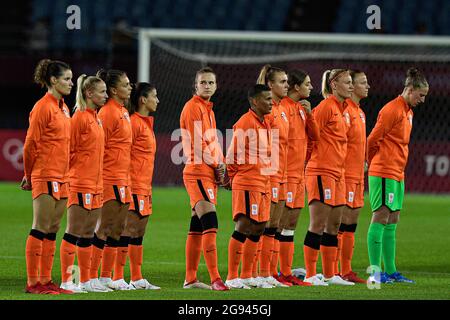 Rifu, Japan. Juli 2021. RIFU, JAPAN - 24. JULI: Die Spieler der Niederlande während der Nationalhymne während des olympischen Fußballturniermatches von Tokio 2020 zwischen den Niederlanden und Brasilien im Miyagi-Stadion am 24. Juli 2021 in Rifu, Japan (Foto von Pablo Morano/Orange Picics) NOCNSF Credit: Orange Pics BV/Alamy Live News Stockfoto