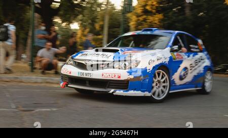 Der Rallyewagen Subaru Impreza wird während des Rennens der Rallye Roma Capitale in der Nähe von Terme di Caracalla, Rom, Italien, zur SSS0-Etappe gefahren Stockfoto