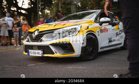 Renault Clio Rallye-Auto schließt sich der SSS0-Etappe unter den Zuschauern während der Rallye di Roma Capitale Rennen, Rom, Italien Stockfoto