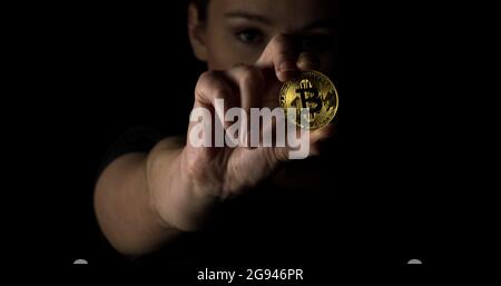 Geschäftsfrau mit Goldmünze. Marktkonzept für Kryptowährungen. Stockfoto