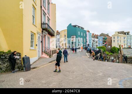 TENBY, WALES - 28. JUNI 2021: Tenby ist eine Küstenstadt in Pembrokeshire, Wales, an der westlichen Seite der Carmarthen Bay Stockfoto