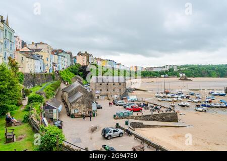 TENBY, WALES - 28. JUNI 2021: Bunte Häuser am Hafen in Tenby, einer Küstenstadt in Pembrokeshire, Wales Stockfoto