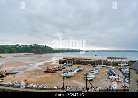 TENBY, WALES - 28. JUNI 2021: Tenby ist eine Küstenstadt in Pembrokeshire, Wales, an der westlichen Seite der Carmarthen Bay Stockfoto