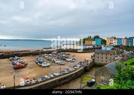 TENBY, WALES - 28. JUNI 2021: Tenby ist eine Küstenstadt in Pembrokeshire, Wales, an der westlichen Seite der Carmarthen Bay Stockfoto