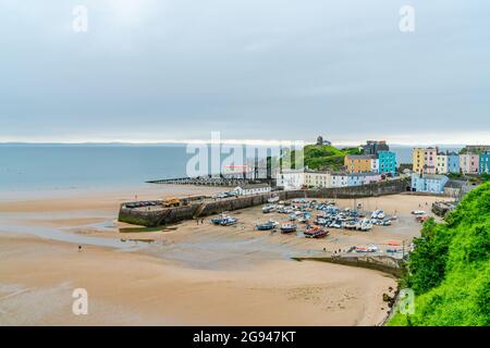 TENBY, WALES - 28. JUNI 2021: Farbenfrohe Häuser am Hafen in Tenby, einer Küstenstadt in Pembrokeshire, Wales, an der westlichen Seite der Carmarthen Bay Stockfoto