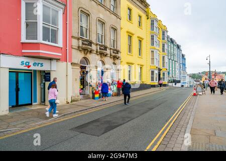 TENBY, WALES - 28. JUNI 2021: Tenby ist eine Küstenstadt in Pembrokeshire, Wales, an der westlichen Seite der Carmarthen Bay Stockfoto