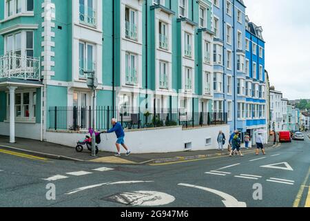 TENBY, WALES - 28. JUNI 2021: Tenby ist eine Küstenstadt in Pembrokeshire, Wales, an der westlichen Seite der Carmarthen Bay Stockfoto