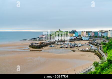 TENBY, WALES - 28. JUNI 2021: Farbenfrohe Häuser am Hafen in Tenby, einer Küstenstadt in Pembrokeshire, Wales, an der westlichen Seite der Carmarthen Bay Stockfoto