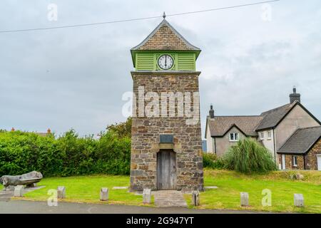 MARLOES, WALES - 28. JUNI 2021: Der Uhrturm von Marloes wurde 1904 von Mitgliedern der Liberalen Vereinigung Pembrokeshire errichtet Stockfoto