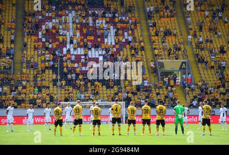 Dresden, Deutschland. Juli 2021. Fußball: 2. Bundesliga, SG Dynamo Dresden - FC Ingolstadt 04, Matchday 1, im Rudolf-Harbig-Stadion. Die Spieler beider Teams stehen während einer Schweigeminute für die Opfer der Flutkatastrophe im Mittelpunkt des Kreises. Kredit: Robert Michael/dpa-Zentralbild/dpa - WICHTIGER HINWEIS: Gemäß den Bestimmungen der DFL Deutsche Fußball Liga und/oder des DFB Deutscher Fußball-Bund ist es untersagt, im Stadion und/oder vom Spiel aufgenommene Fotos in Form von Sequenzbildern und/oder videoähnlichen Fotoserien zu verwenden oder zu verwenden./dpa/Alamy Live News Stockfoto