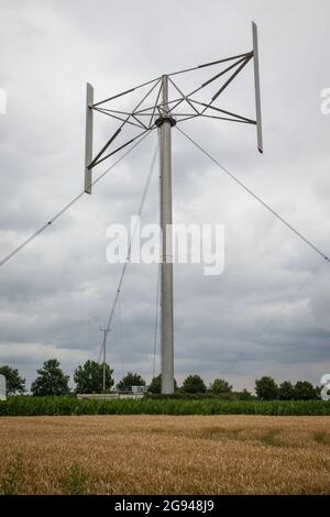Vertikalachse-Windkraftanlage, auch Darrieu-Windkraftanlage genannt, in der Nähe von Duelmen-Rorup, Region Münsterland, Nordrhein-Westfalen, Deutschland. Vertikal-Win Stockfoto