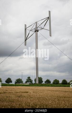 Vertikalachse-Windkraftanlage, auch Darrieu-Windkraftanlage genannt, in der Nähe von Duelmen-Rorup, Region Münsterland, Nordrhein-Westfalen, Deutschland. Vertikal-Win Stockfoto