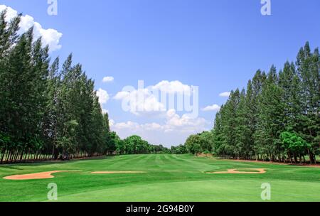 Golfplatz und blauer Himmel an sonnigen Tagen Stockfoto