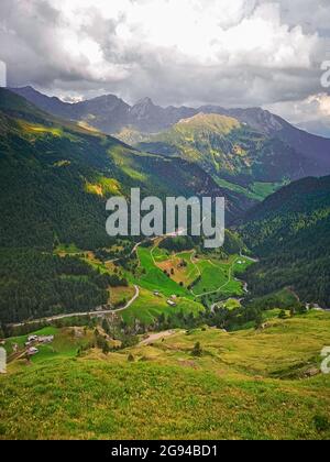 Naturlandschaft des Rombo-Passes zwischen Italien und Österreich - Reisereportage Stockfoto