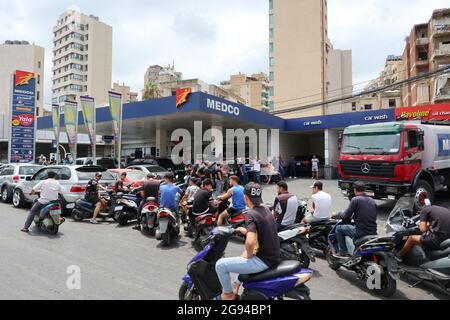 Beirut, Libanon. Juli 2021. Kunden stehen am 23. Juli 2021 an einer Tankstelle in Beirut, Libanon.aufgrund des Mangels an Treibstoff können Tankstellen im Libanon derzeit nicht die Bedürfnisse aller Kunden bedienen und die Menschen schlafen nachts in ihren Autos, die auf die Öffnung der Tankstellen warten. Laut der Zeitung L'Orient le jour traf in der Nacht vom 23. Auf den 24. Juli ein LKW einige Autos, die an einer Tankstelle in Beirut anstanden, und tötete eine Person und verletzten drei weitere. (Foto: Elisa Gestri/Sipa USA) Quelle: SIPA USA/Alamy Live News Stockfoto