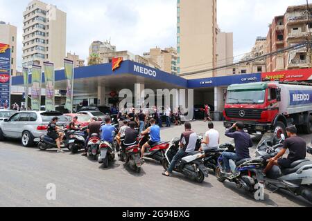 Beirut, Libanon. Juli 2021. Kunden stehen am 23. Juli 2021 an einer Tankstelle in Beirut, Libanon.aufgrund des Mangels an Treibstoff können Tankstellen im Libanon derzeit nicht die Bedürfnisse aller Kunden bedienen und die Menschen schlafen nachts in ihren Autos, die auf die Öffnung der Tankstellen warten. Laut der Zeitung L'Orient le jour traf in der Nacht vom 23. Auf den 24. Juli ein LKW einige Autos, die an einer Tankstelle in Beirut anstanden, und tötete eine Person und verletzten drei weitere. (Foto: Elisa Gestri/Sipa USA) Quelle: SIPA USA/Alamy Live News Stockfoto
