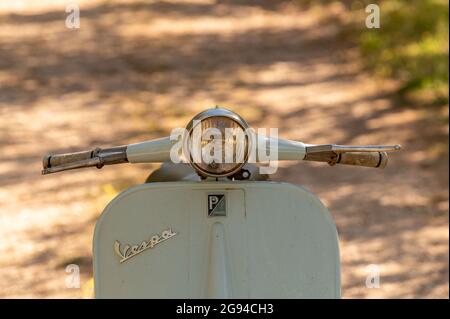 terni ,italien JULI 02 2021 :Frontlicht vespa 50 besondere vintage piaggio Stockfoto