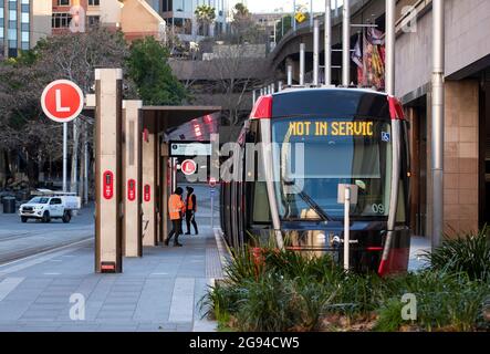 Sydney, Australien. Juli 2021. Mitarbeiter reinigen eine Light Trail Station in Sydney, Australien, 24. Juli 2021. Da der Pandemieausbruch im australischen Bundesstaat New South Wales (NSW) weiter ansteigt, erklärten die staatlichen Behörden den Ausbruch am Freitag zu einem nationalen Notfall und forderten die Umleitung der nationalen Impfstofflieferungen. Quelle: Bai Xuefei/Xinhua/Alamy Live News Stockfoto