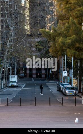 Sydney, Australien. Juli 2021. Ein Mann geht auf einer leeren Straße in Sydney, Australien, 24. Juli 2021. Da der Pandemieausbruch im australischen Bundesstaat New South Wales (NSW) weiter ansteigt, erklärten die staatlichen Behörden den Ausbruch am Freitag zu einem nationalen Notfall und forderten die Umleitung der nationalen Impfstofflieferungen. Quelle: Bai Xuefei/Xinhua/Alamy Live News Stockfoto