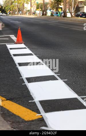 Thermoplastisches Straßenmarkierungsband, Anstrich von Verkehrslinien und Fahrradspuren auf Asphalt, selectiva Focus Stockfoto