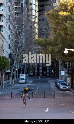 Sydney, Australien. Juli 2021. Ein Mann Skateboards auf einer leeren Straße in Sydney, Australien, 24. Juli 2021. Da der Pandemieausbruch im australischen Bundesstaat New South Wales (NSW) weiter ansteigt, erklärten die staatlichen Behörden den Ausbruch am Freitag zu einem nationalen Notfall und forderten die Umleitung der nationalen Impfstofflieferungen. Quelle: Bai Xuefei/Xinhua/Alamy Live News Stockfoto