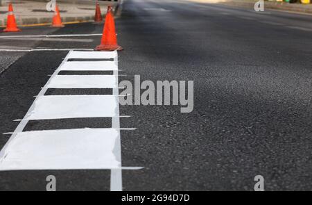 Thermoplastisches Straßenmarkierungsband, Anstrich von Verkehrslinien und Fahrradspuren auf Asphalt, selectiva Focus Stockfoto